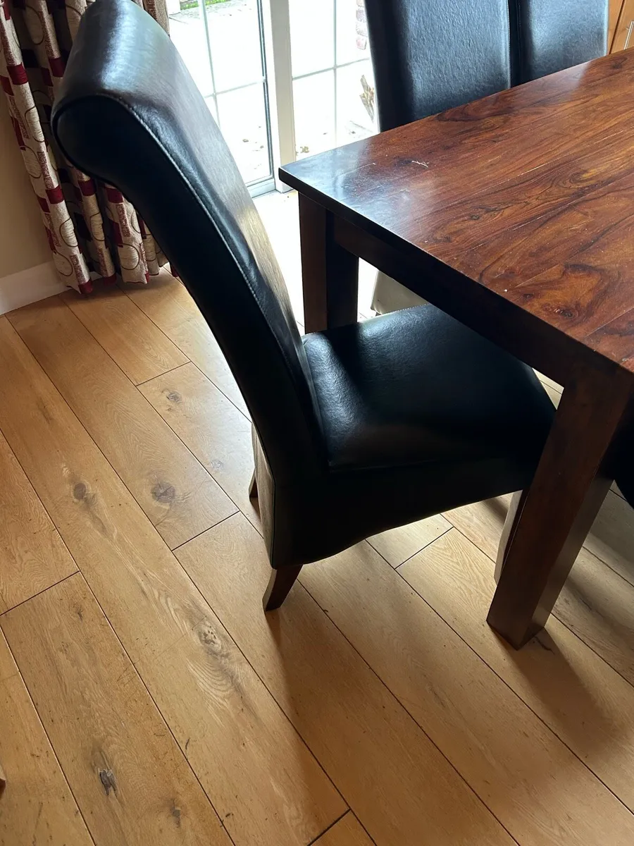 Table and chairs - Image 2