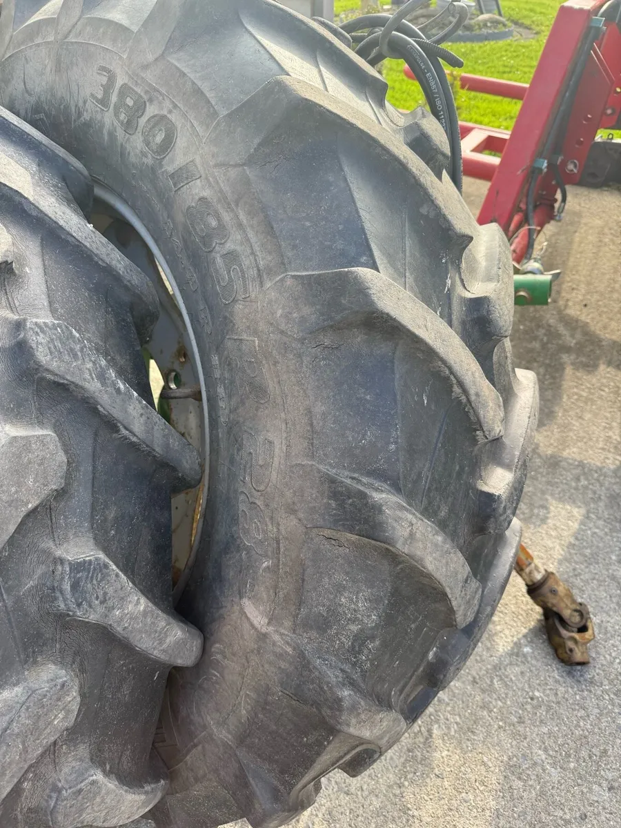 380/85/28 tyres with rims - Image 2