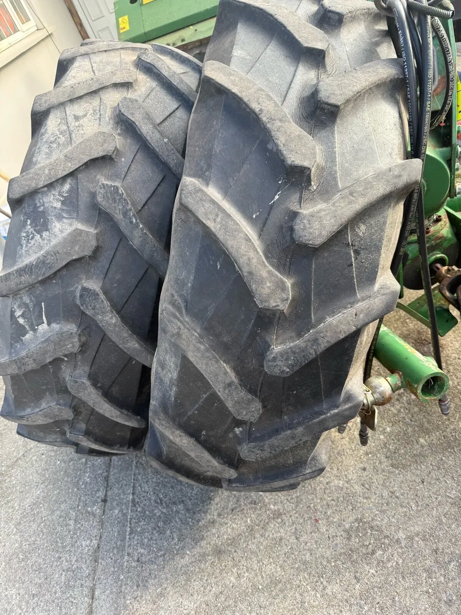 380/85/28 tyres with rims - Image 3