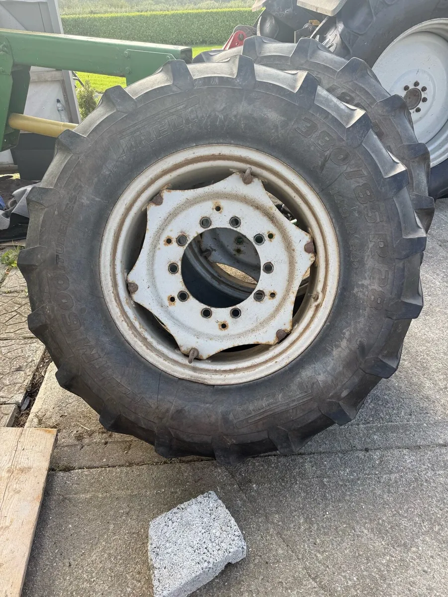 380/85/28 tyres with rims - Image 1
