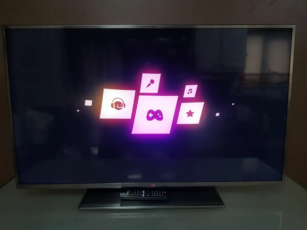 50'' LG 3D LED Smart TV WebOs 1080p HD Freeview HD - Image 2