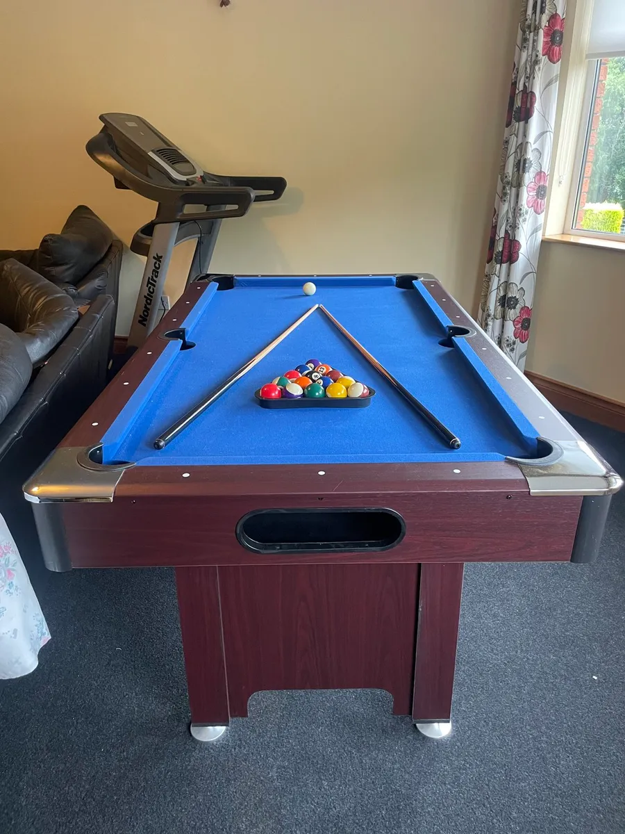 Pool table - Image 1