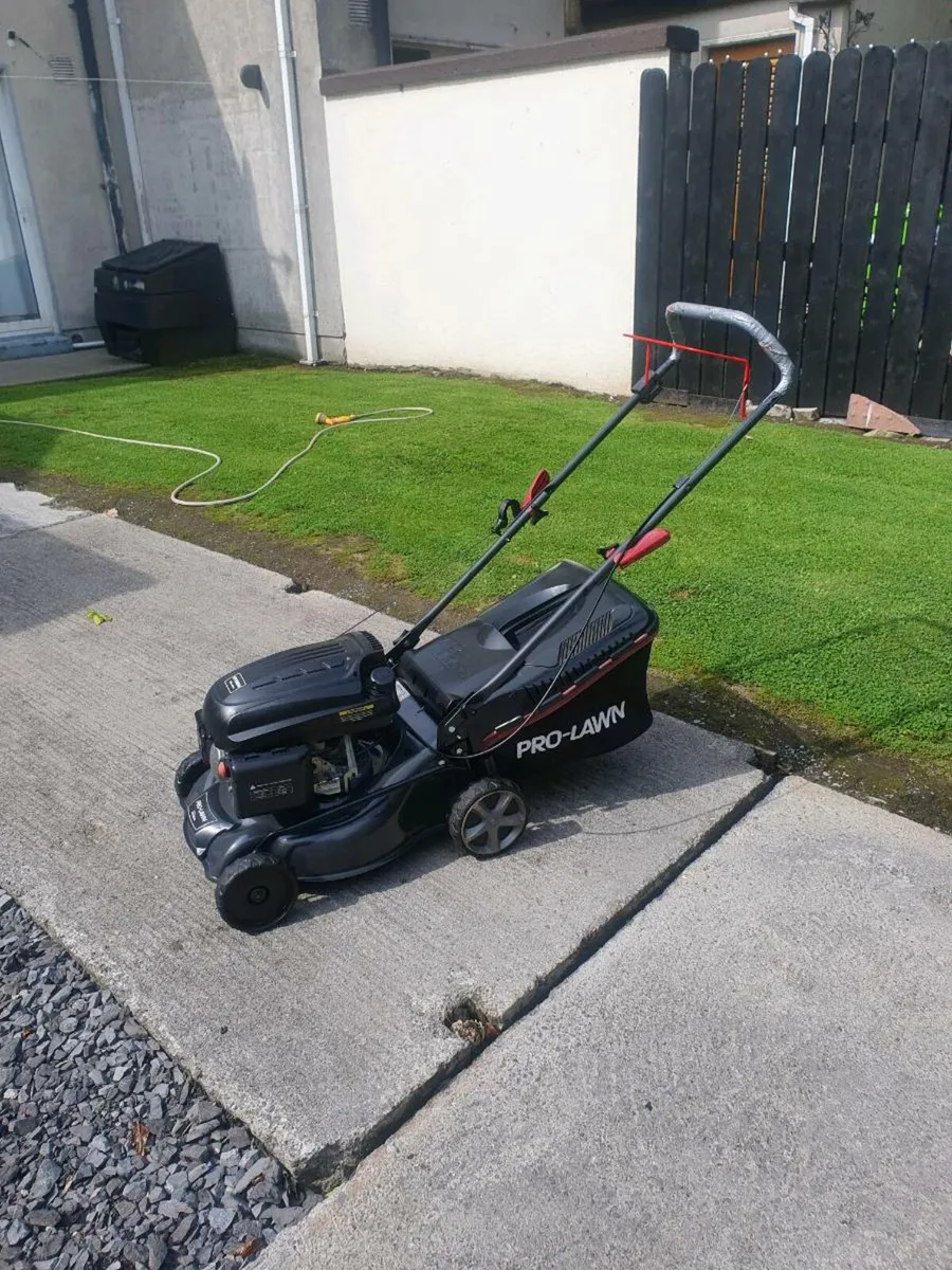 Pro Lawn push Lawnmower (Excellent Condition) - Image 1
