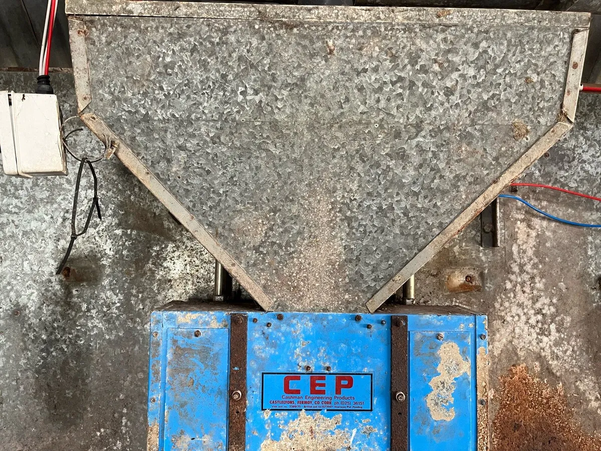Cashman parlour feeders - Image 2
