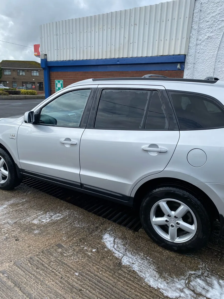 Hyundai Santa Fe 4WD - Image 4