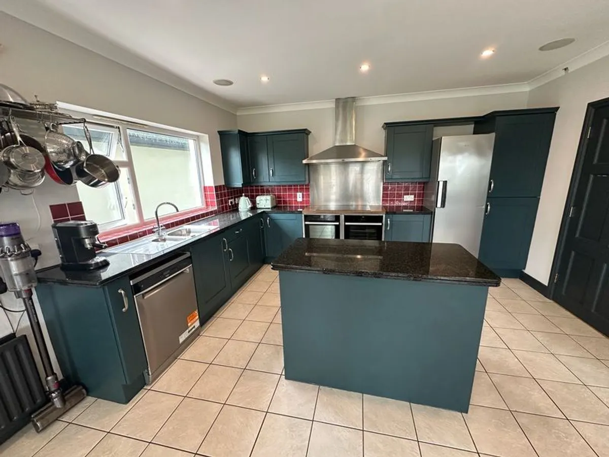 Kitchen with island, hardwood doors and granite worktops - Image 1