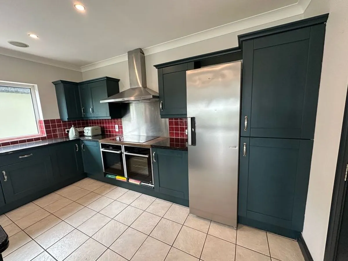 Kitchen with island, hardwood doors and granite worktops - Image 2