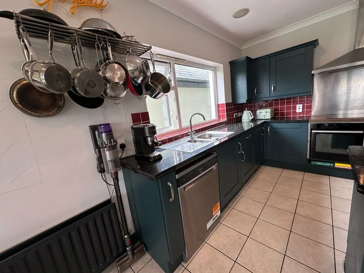 Kitchen with island, hardwood doors and granite worktops - Image 3