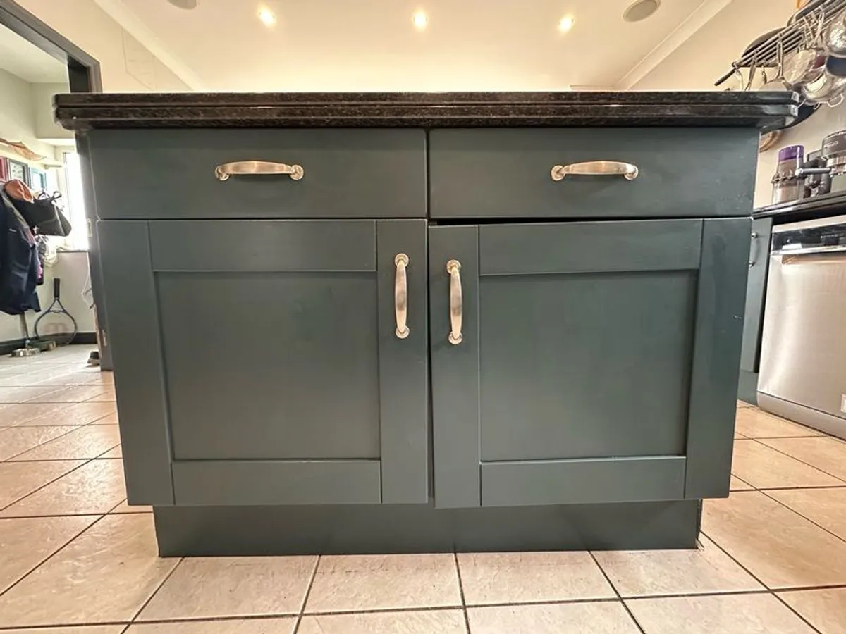 Kitchen with island, hardwood doors and granite worktops - Image 4