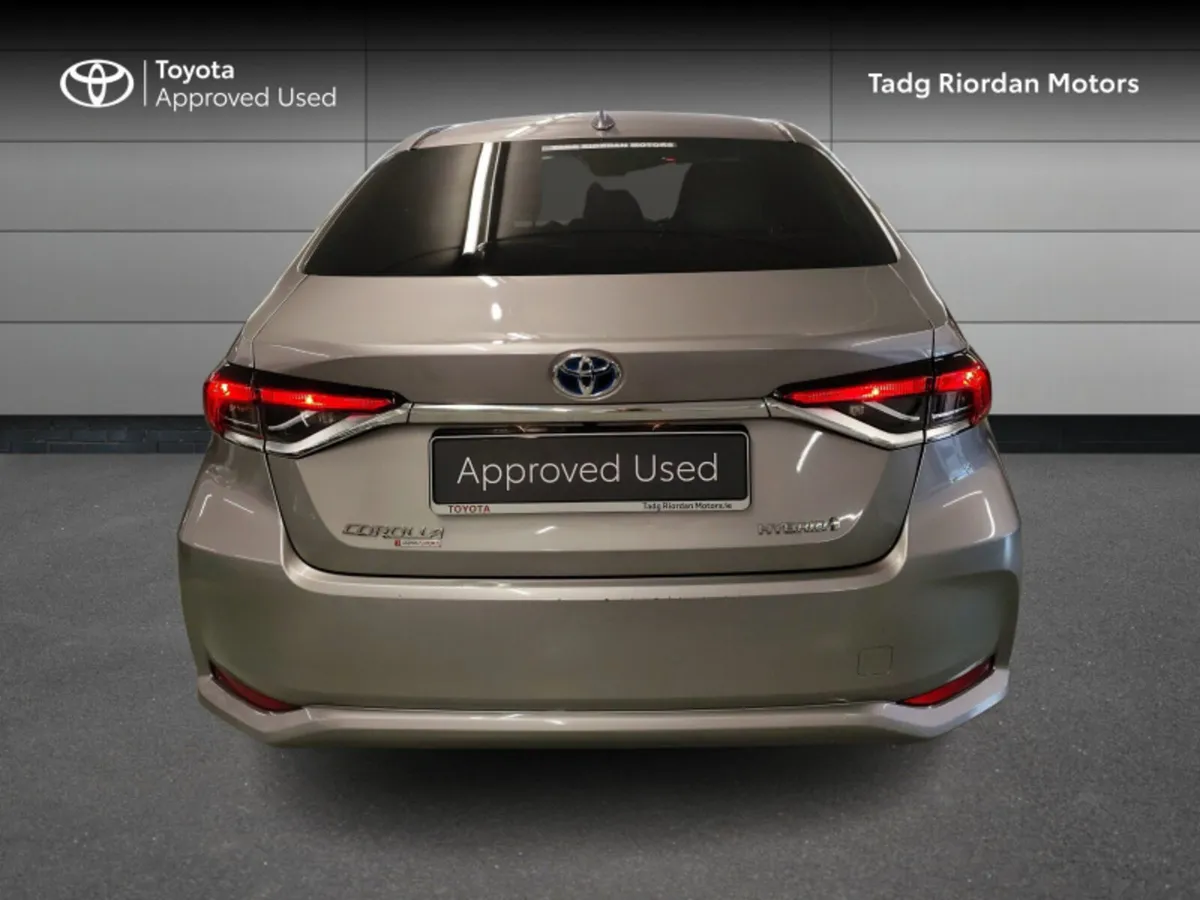 Toyota Corolla HYB LUNA SPORT SALOON - Image 4