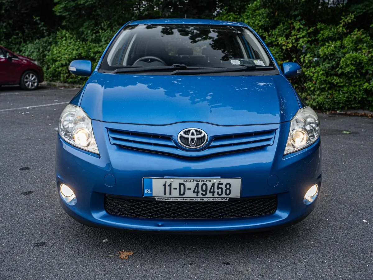 Toyota Auris 2011 - Image 2