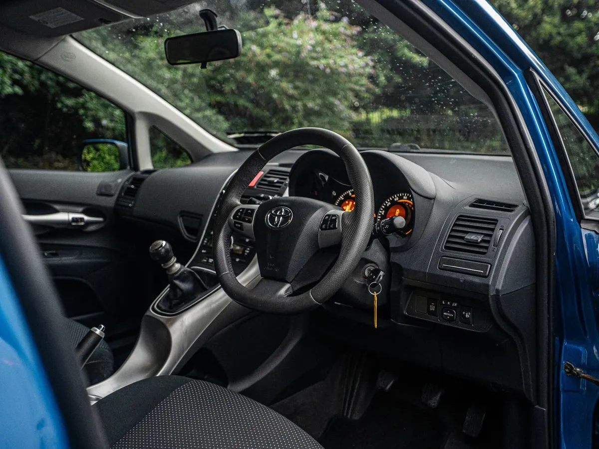 Toyota Auris 2011 - Image 4