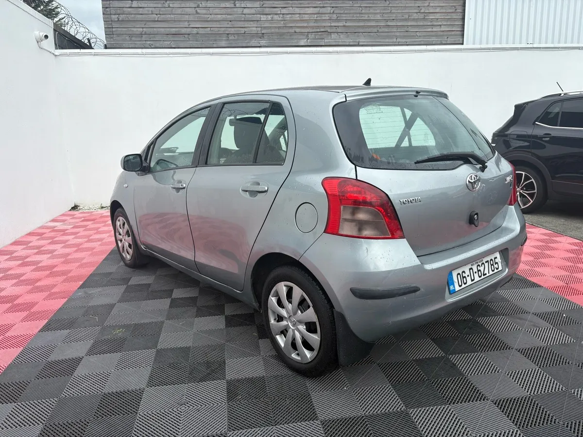 06 Toyota Yaris 1.3 Nct/automatic - Image 4