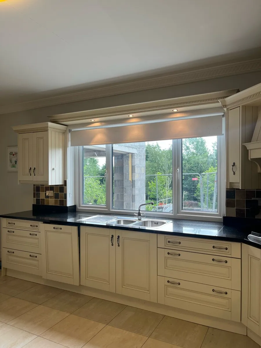 Kitchen with granite worktop - Image 2