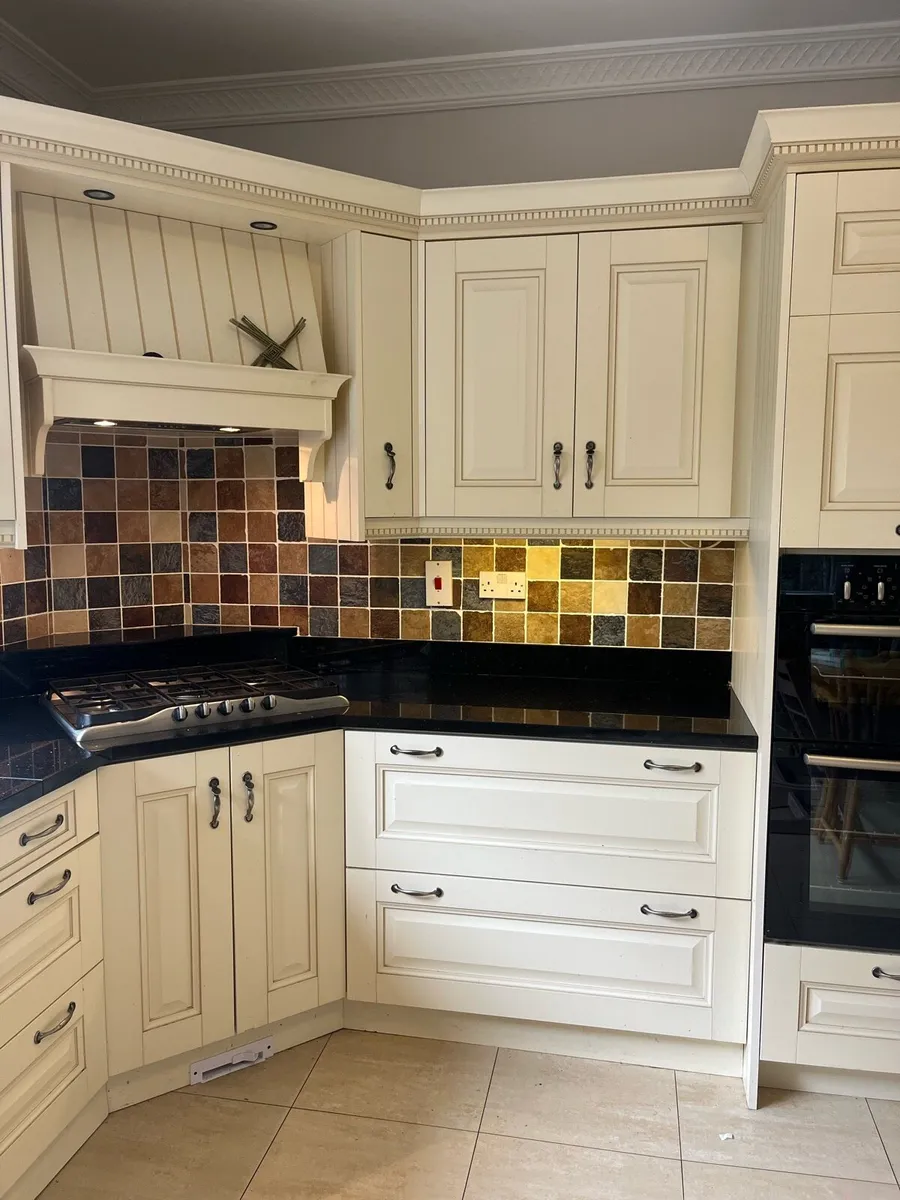 Kitchen with granite worktop - Image 3