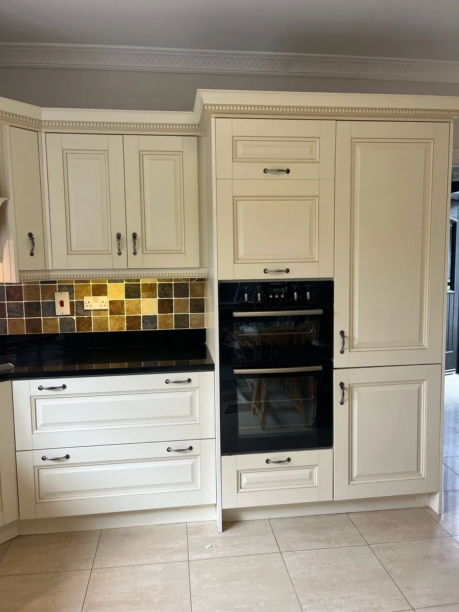 Kitchen with granite worktop - Image 4