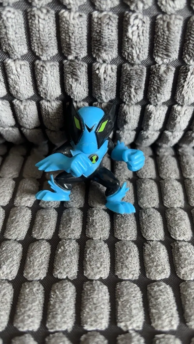 Ben 10 FastTrack Figure