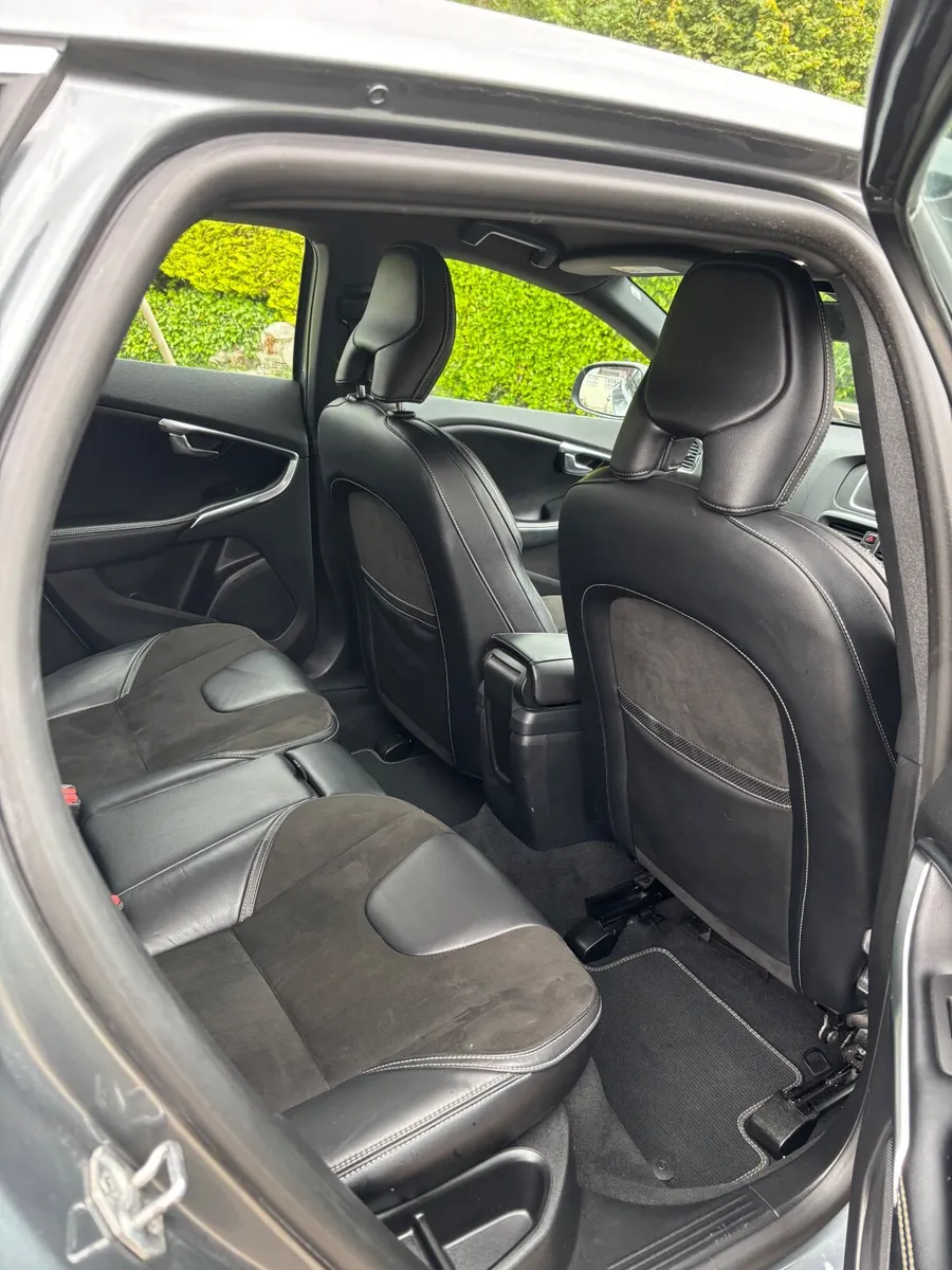 Volvo V40 2017 - Image 2