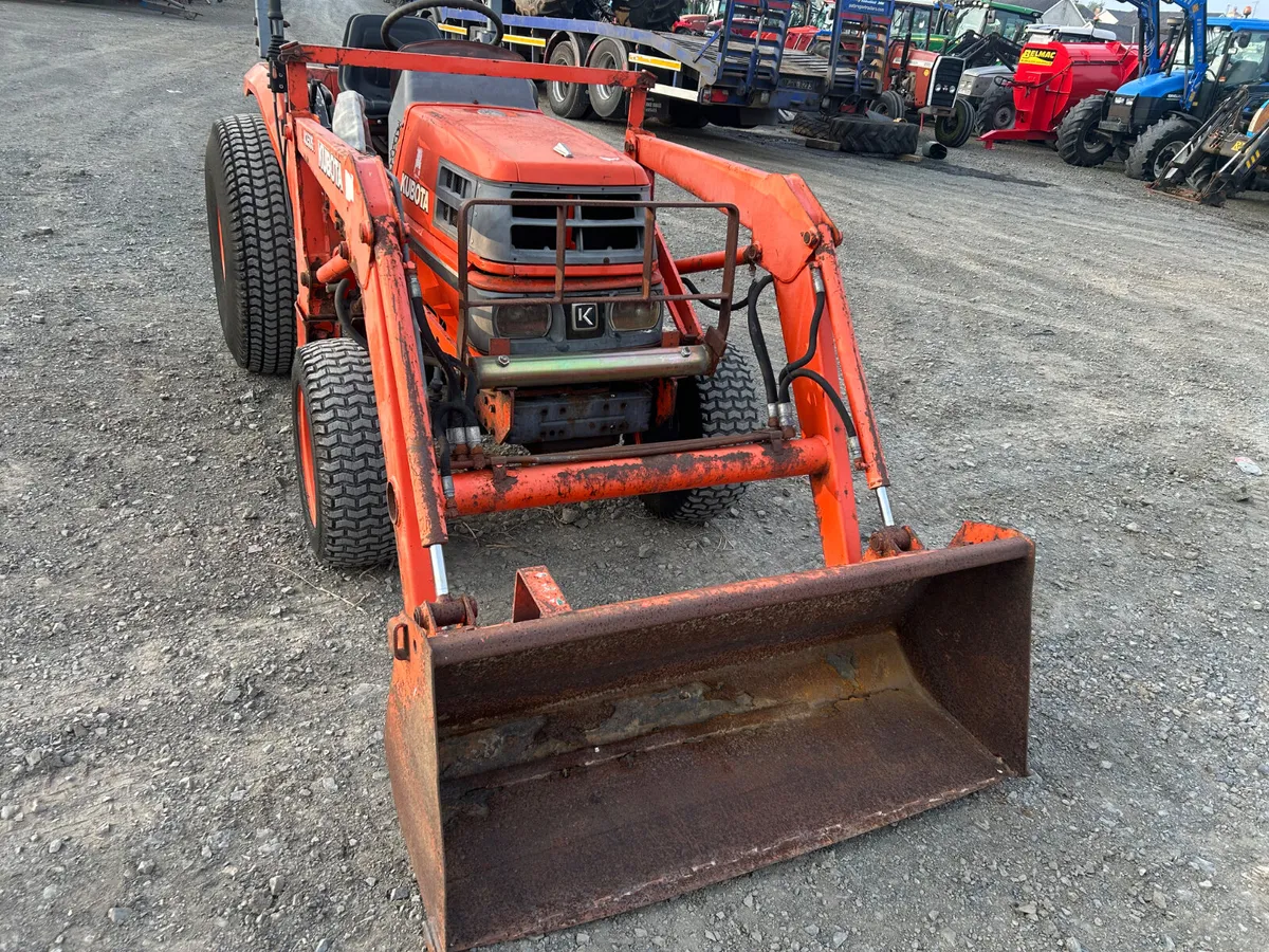 Kubota ST-30 Compact Tractor with Loader - Image 2