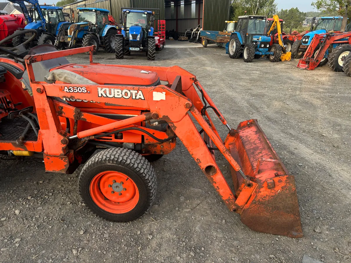 Kubota ST-30 Compact Tractor with Loader - Image 4
