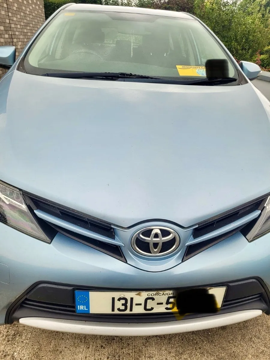 Toyota Auris 2013 - Image 2