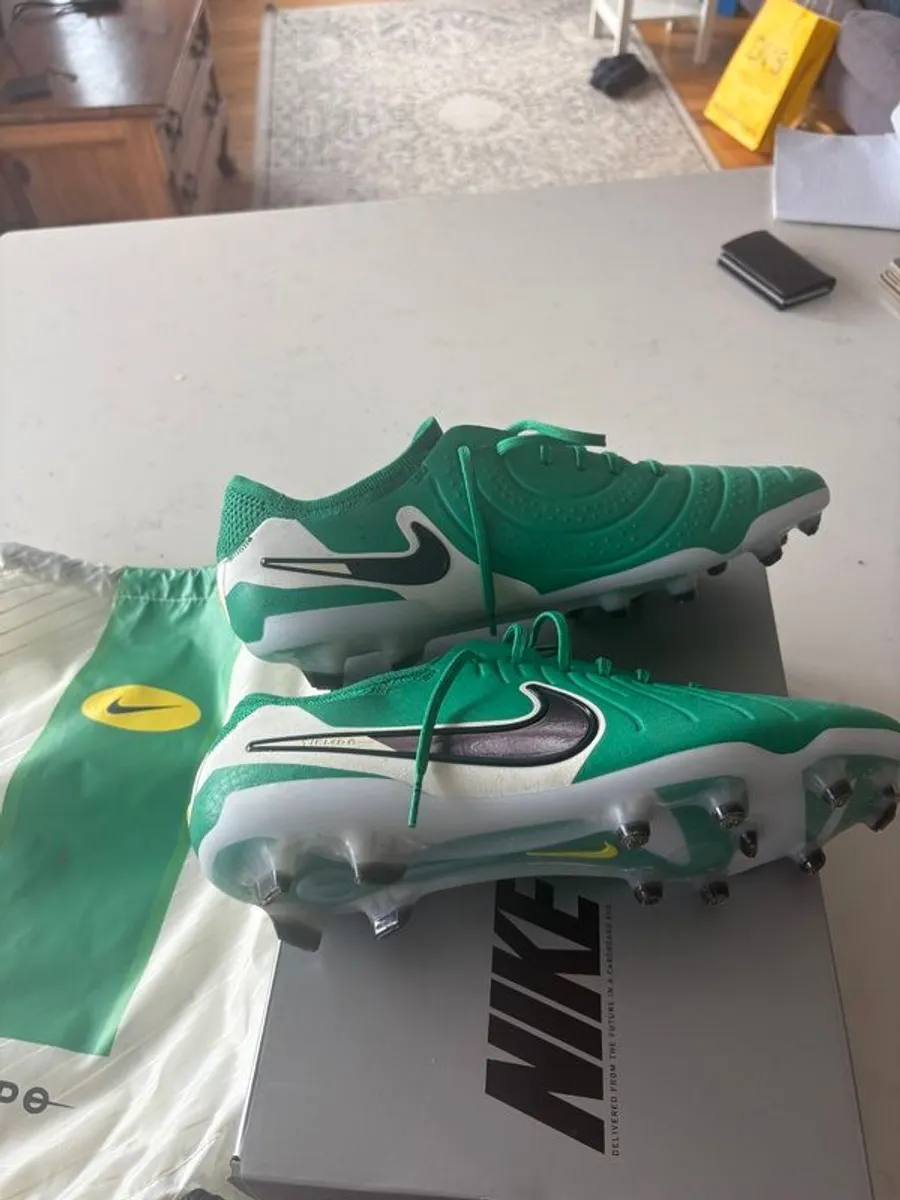 Nike tiempos size 10.5 uk - Image 3