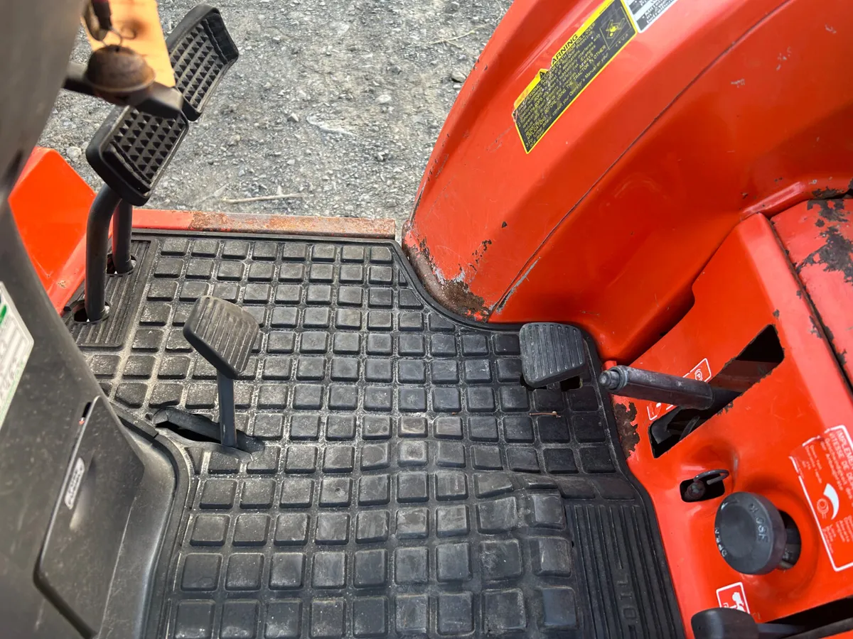 Kubota ST-30 HST Compact Tractor - Image 4