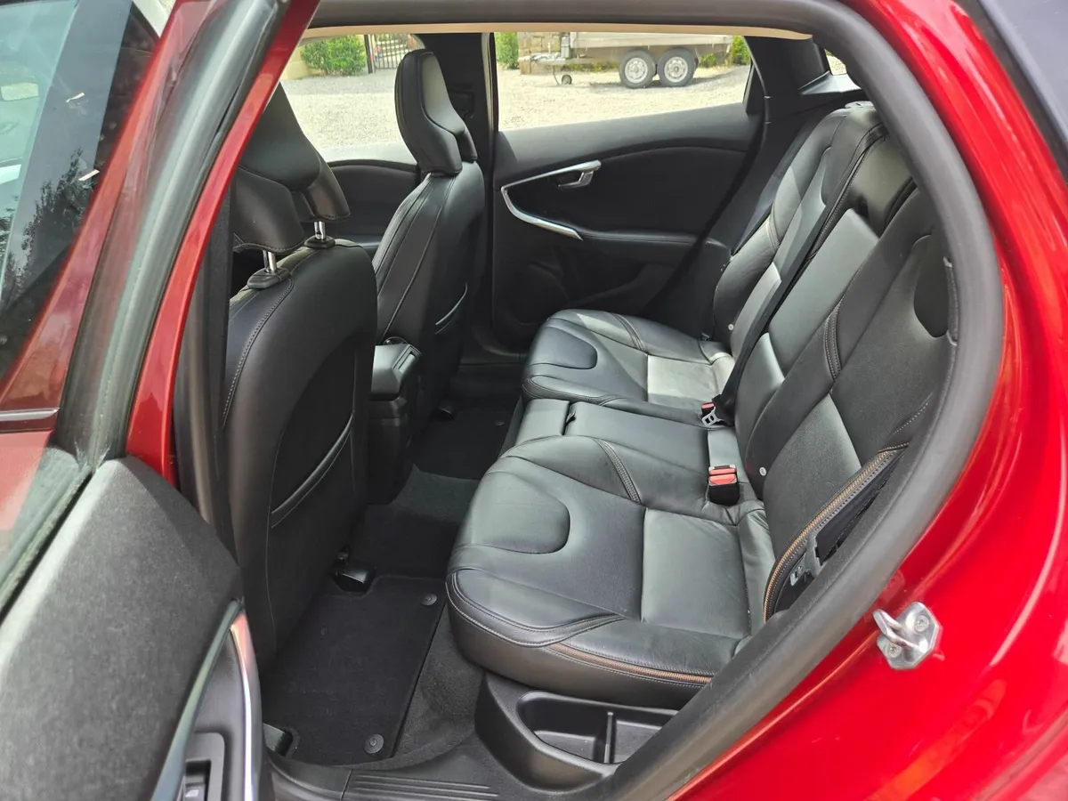 VOLVO V40 2.0 D3 CROSS COUNTRY SE 5D (LUXURY) - Image 3
