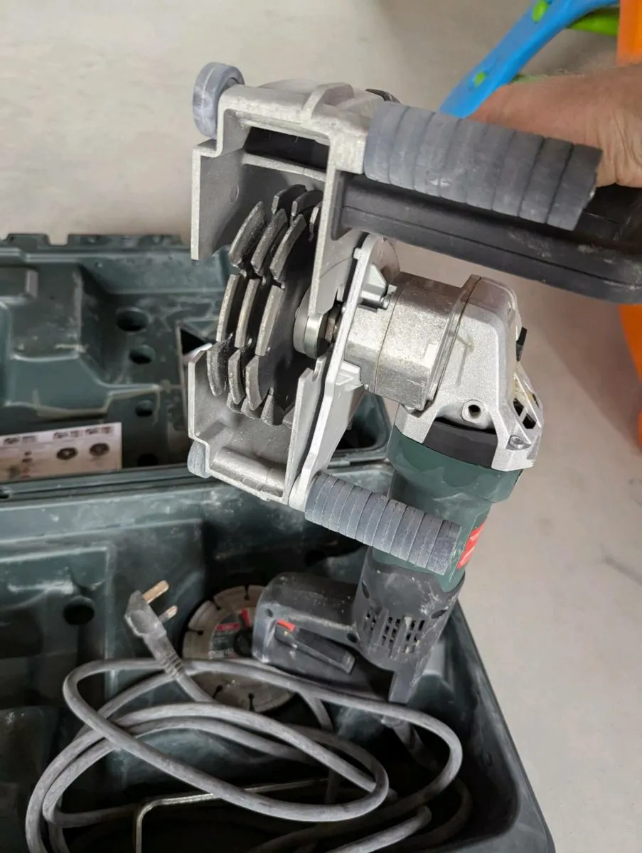 Metabo MFE 40 Wall Chaser - Image 1