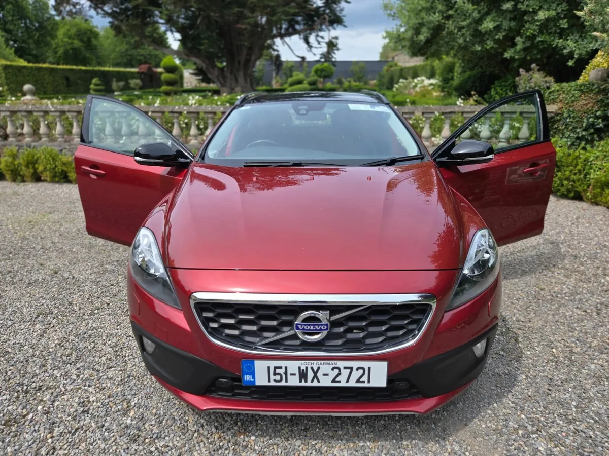 VOLVO V40 2.0 D3 CROSS COUNTRY SE 5D (LUXURY) - Image 1