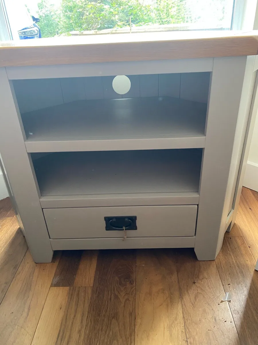 TV stand - Image 1