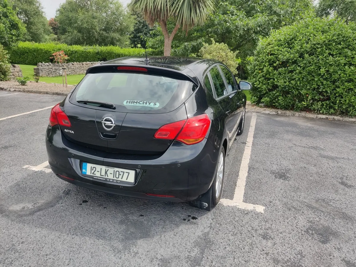 Opel Astra 2012 - Image 2
