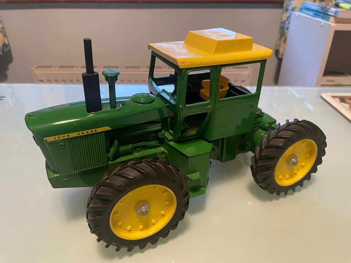 VINTAGE Ertl John Deere 7520 1:16 Scale - Image 1