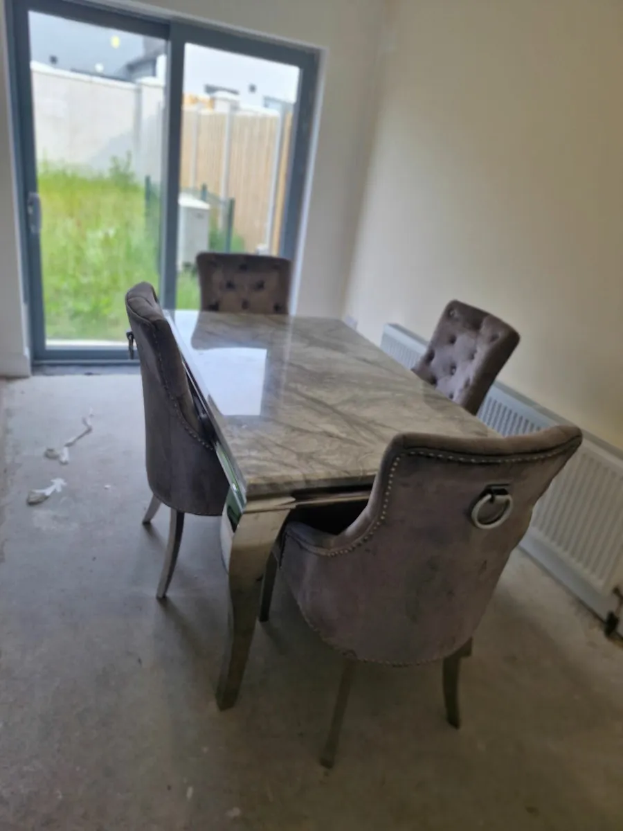 Table and chairs - Image 1
