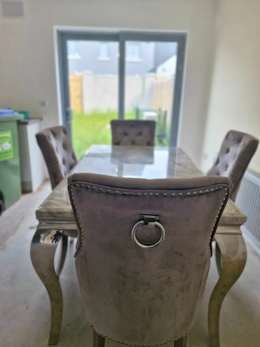 Table and chairs - Image 2