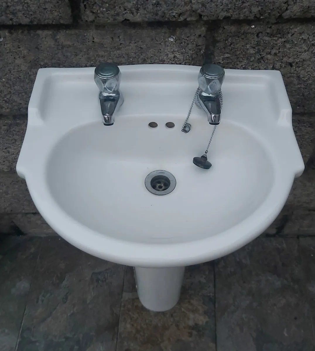 Sink and pedestal with taps - Image 1