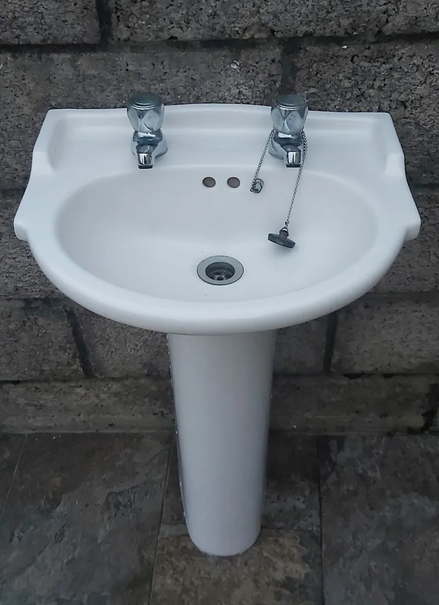 Sink and pedestal with taps - Image 2
