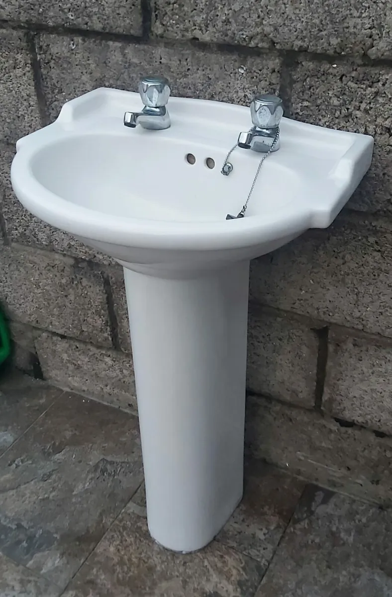 Sink and pedestal with taps - Image 3