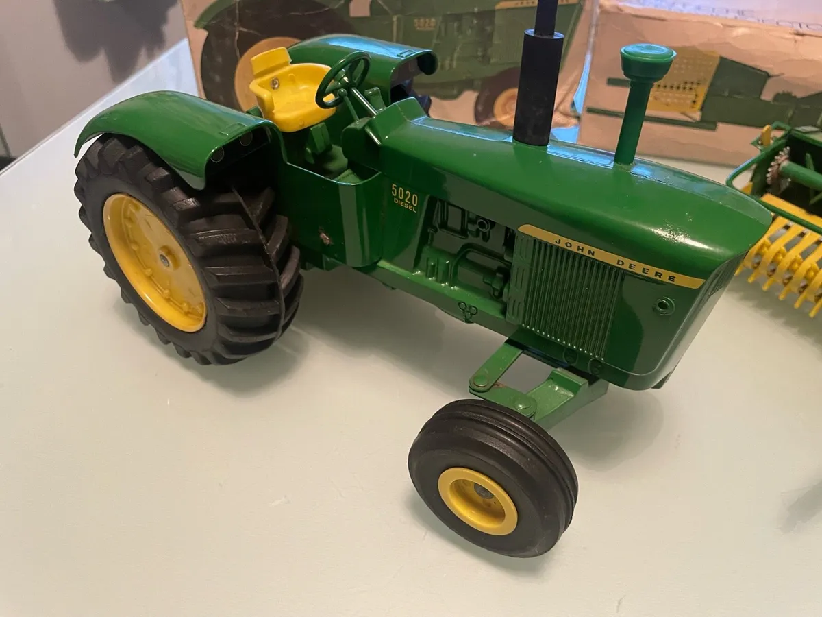 VINTAGE ERTL John Deere 5020 & Impliments 1:16 - Image 4