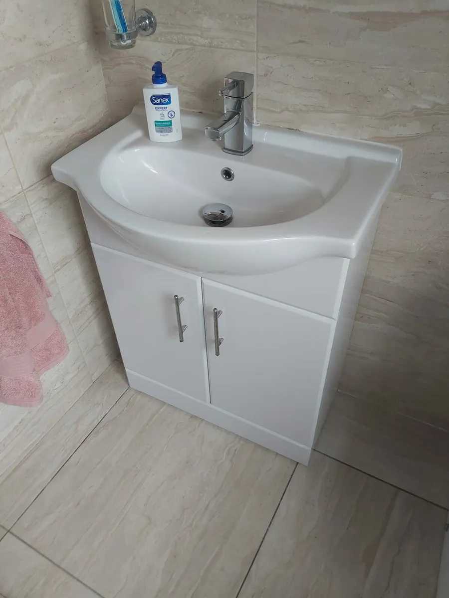 Bathroom sink and vanity unit
