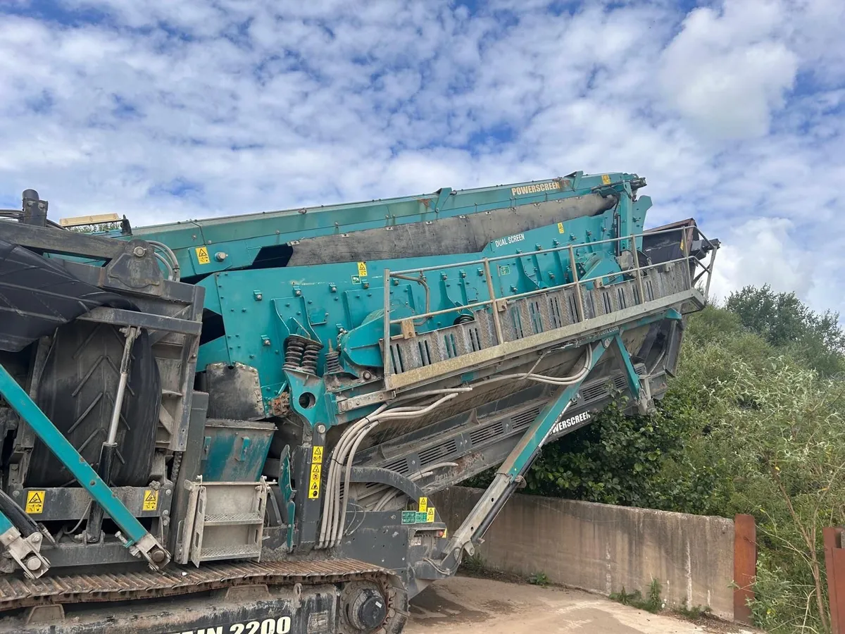 20’ Powerscreen Chieftain 2200 Screener - Image 2