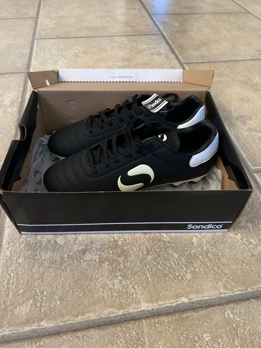 Football boots - Image 1