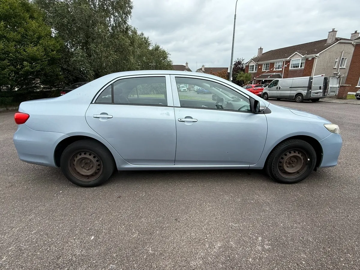 Toyota Corolla 2011 - Image 2