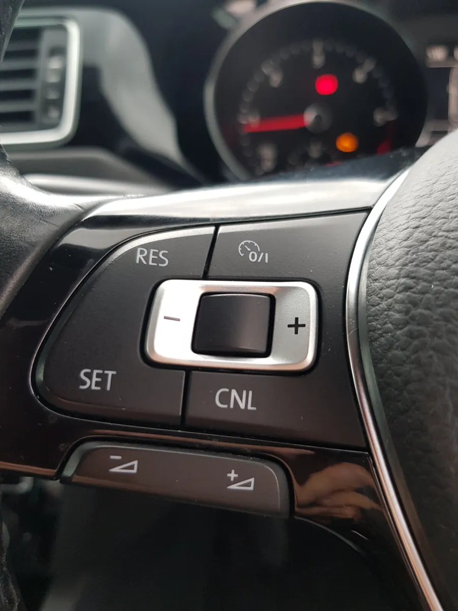 Volkswagen Jetta Highline, Warranty, low milage, - Image 4