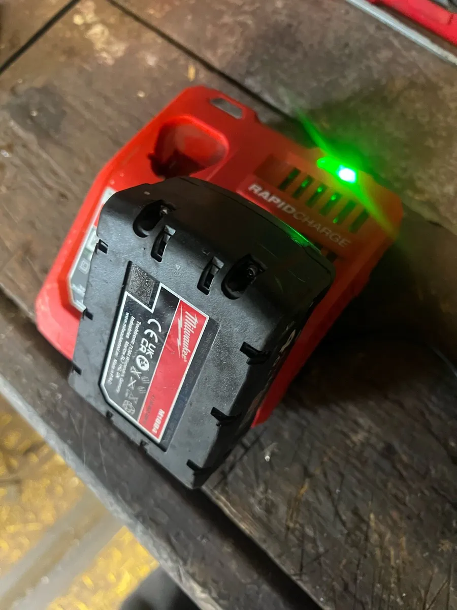 Milwaukee batteries and charger - Image 4
