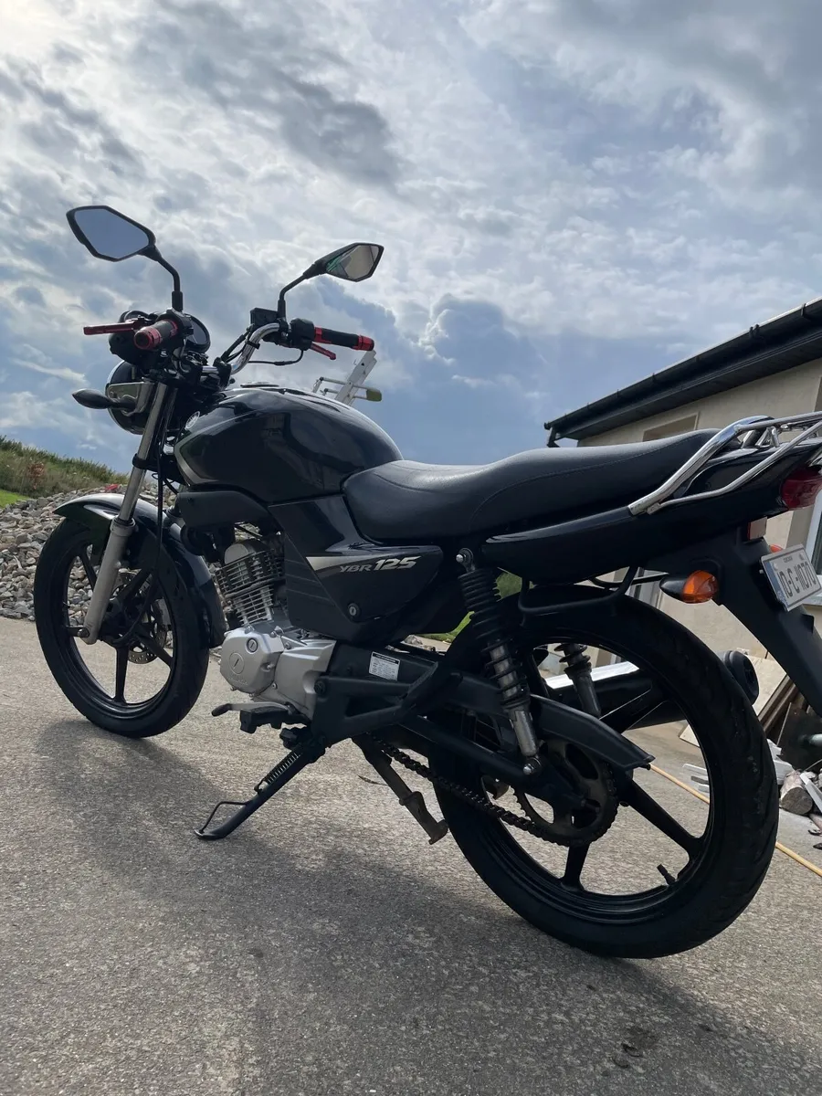 YAMAHA YBR125 2010 - Image 2