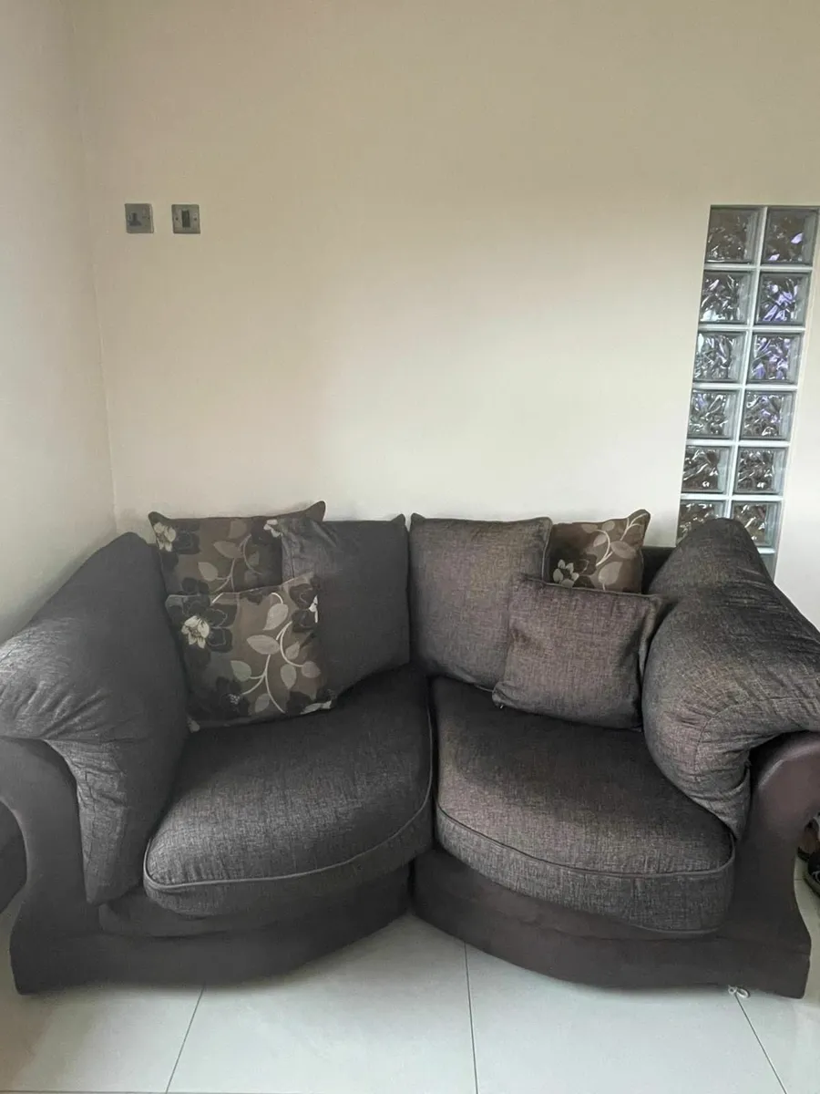 2 seater couch - Image 1