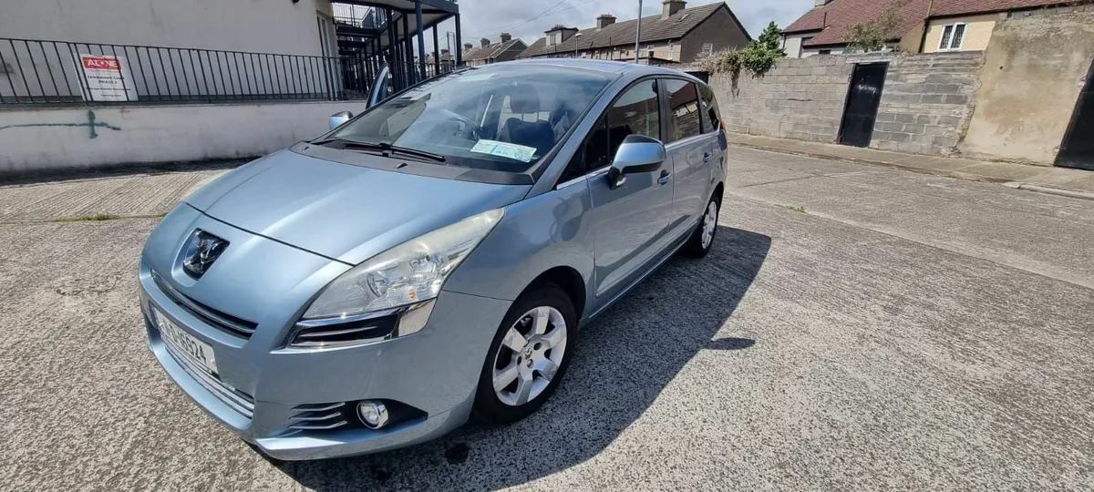 Peugeot 5008 2011 - Image 1