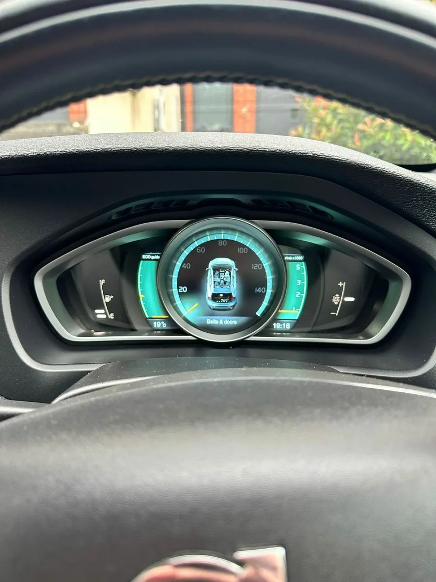 2013 VOLVO V40 2.0 D3 R-DESIGN NAV 150HP - Image 4