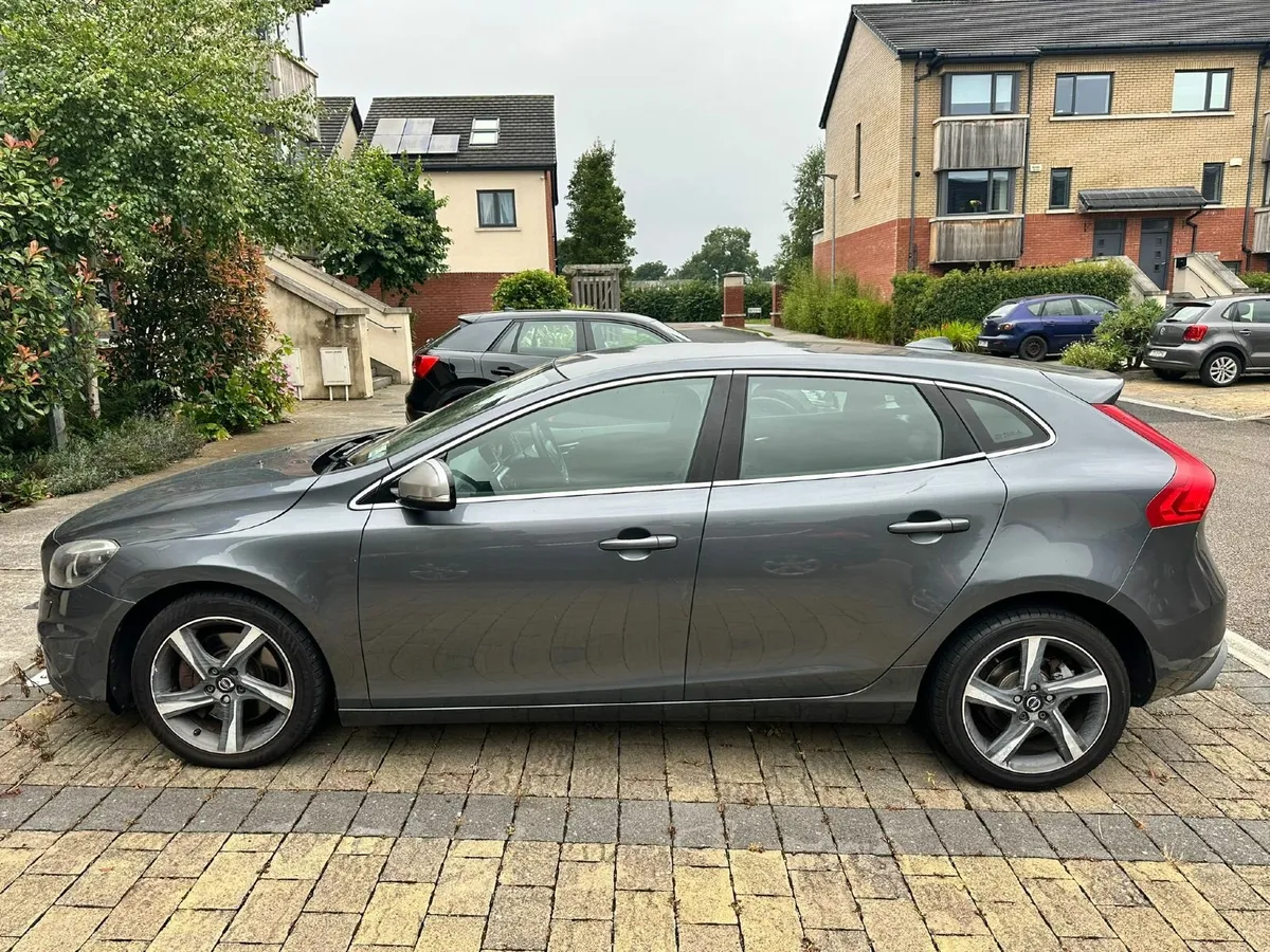 2013 VOLVO V40 2.0 D3 R-DESIGN NAV 150HP - Image 2